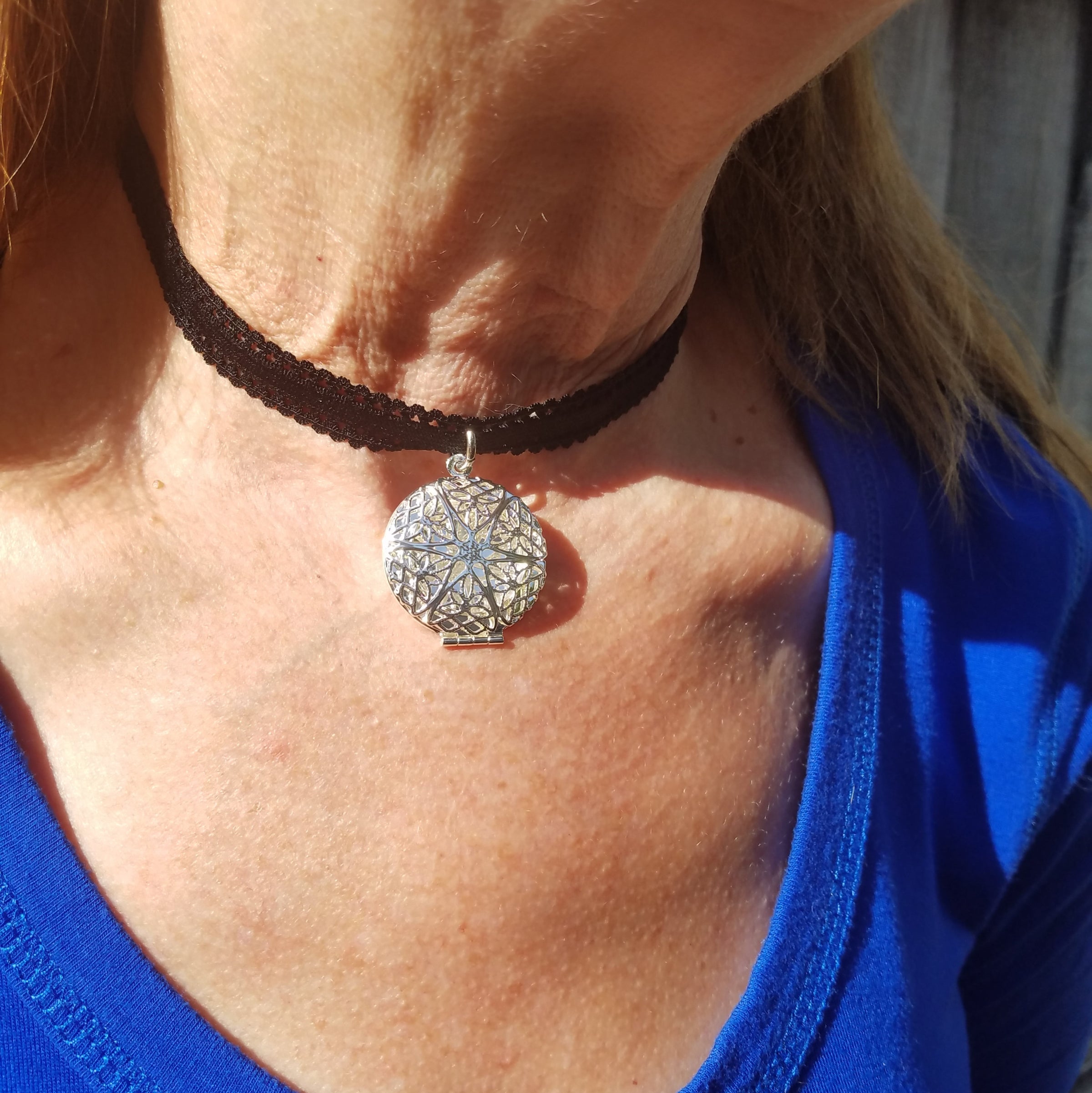 Ear Art OnLine Choker Necklaces Fancy Star Locket choker